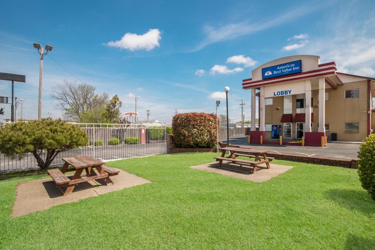 Americas Best Value Inn Tulsa I-44 Oakhurst Exterior photo