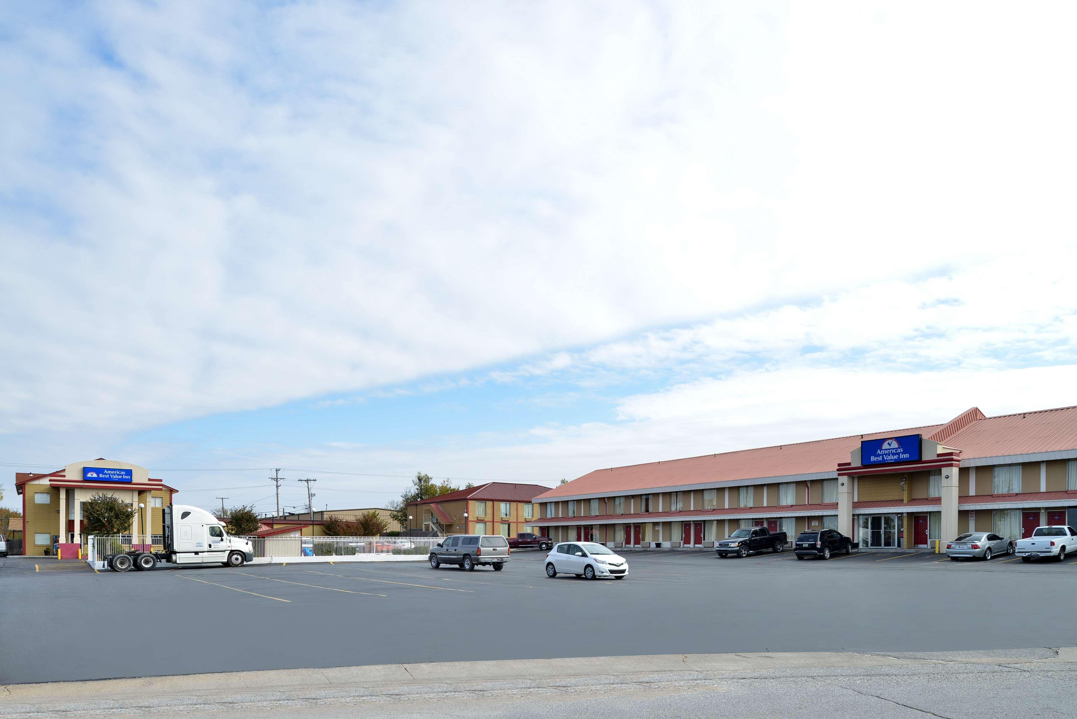 Americas Best Value Inn Tulsa I-44 Oakhurst Exterior photo