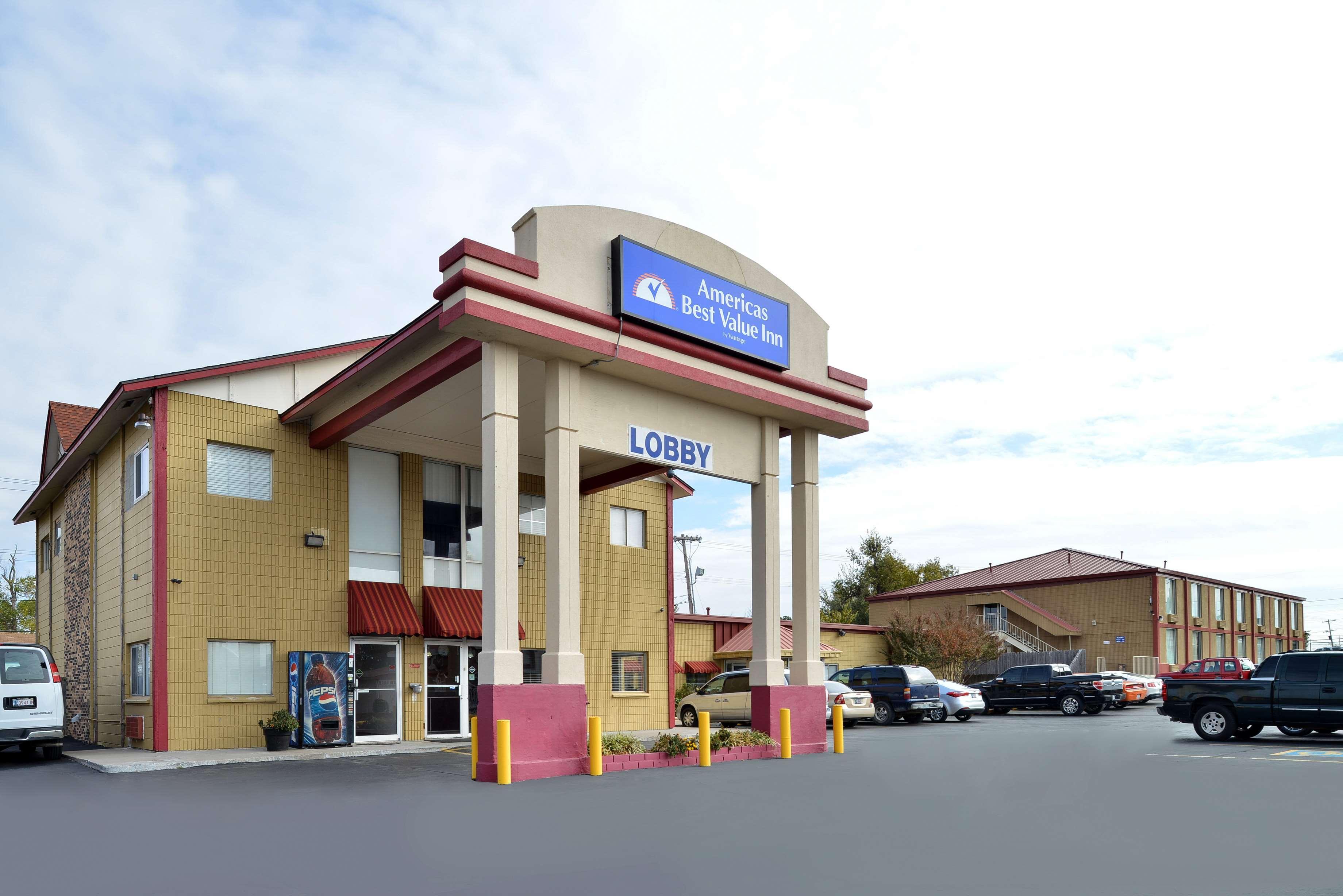 Americas Best Value Inn Tulsa I-44 Oakhurst Exterior photo