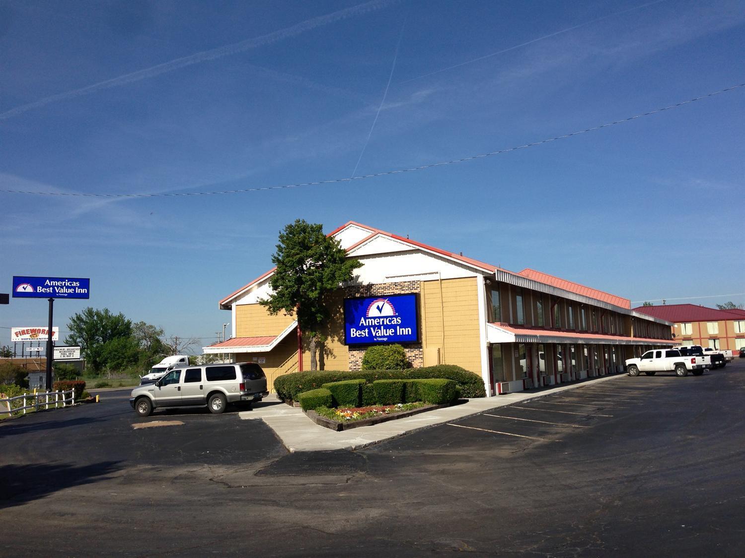 Americas Best Value Inn Tulsa I-44 Oakhurst Exterior photo