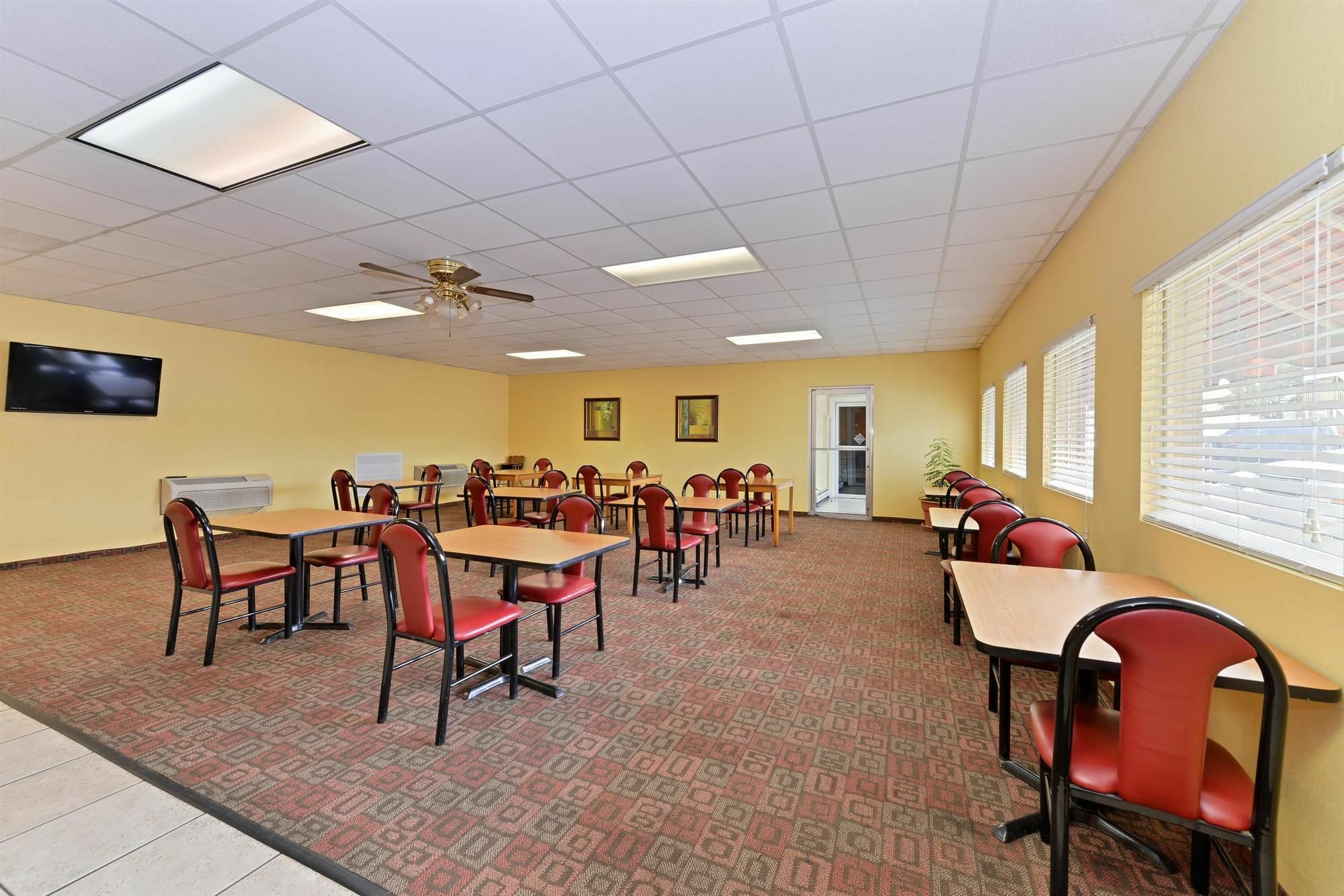 Americas Best Value Inn Tulsa I-44 Oakhurst Exterior photo
